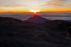 01_20241014_4-Kili-Blick-vom-Gipfel